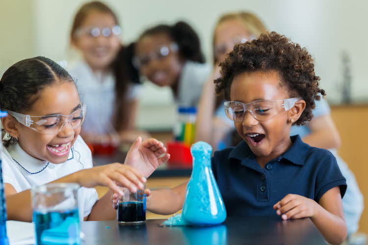 barn på skolen som holder på med naturfag