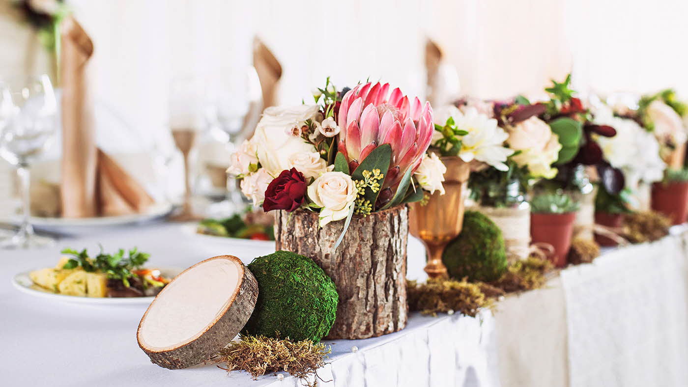Borddekorasjon av bark og diverse blomster