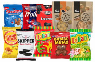 Flere poser med norsk godteri, inkludert sjokolade, lakris, karameller og seigmenn fra ulike merker.
