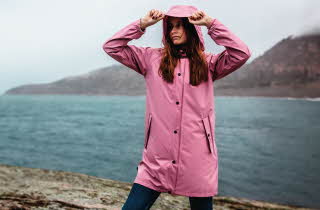 Dame med rosa Koster Long Coat W fra Swedemount
