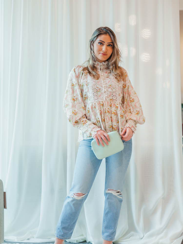 Dame med jeans, bluse og pumps
