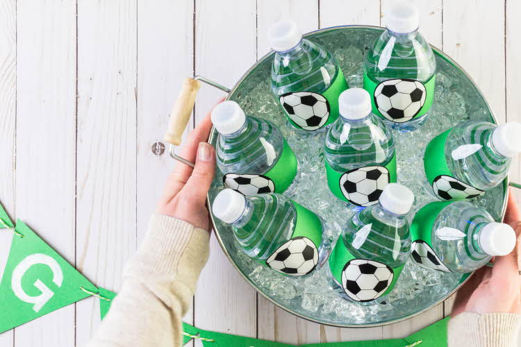 Botte sett ovenfra, fylt med vannflasker med fotballmerke på