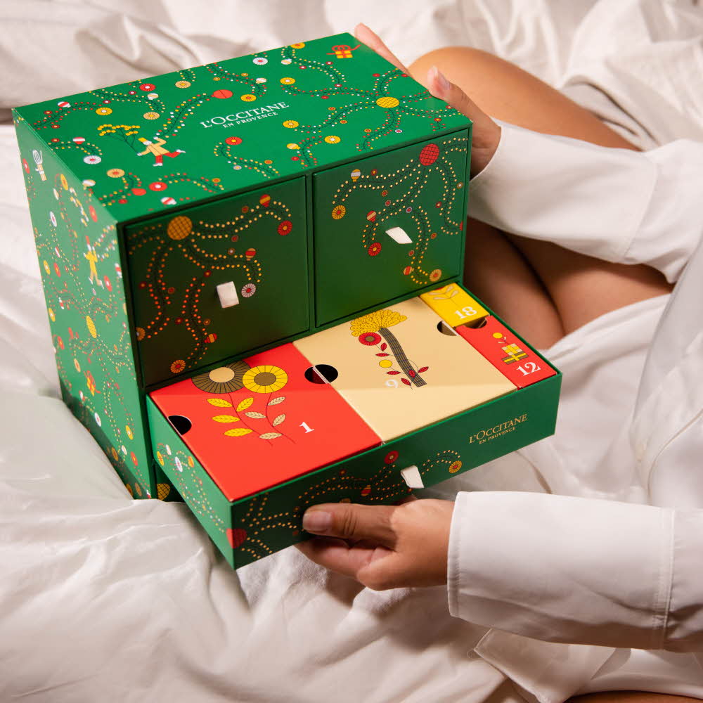 Dame som åpner en grønn adventskalender