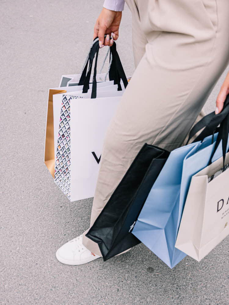 Dame holder shopping poser