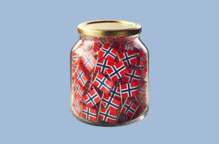 En glasskrokke fyllt med norske flagget.