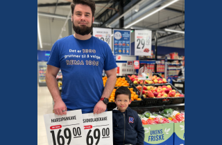 En far og sønn fra Rema 1000 som holder opp tilbudsplakater på kaker