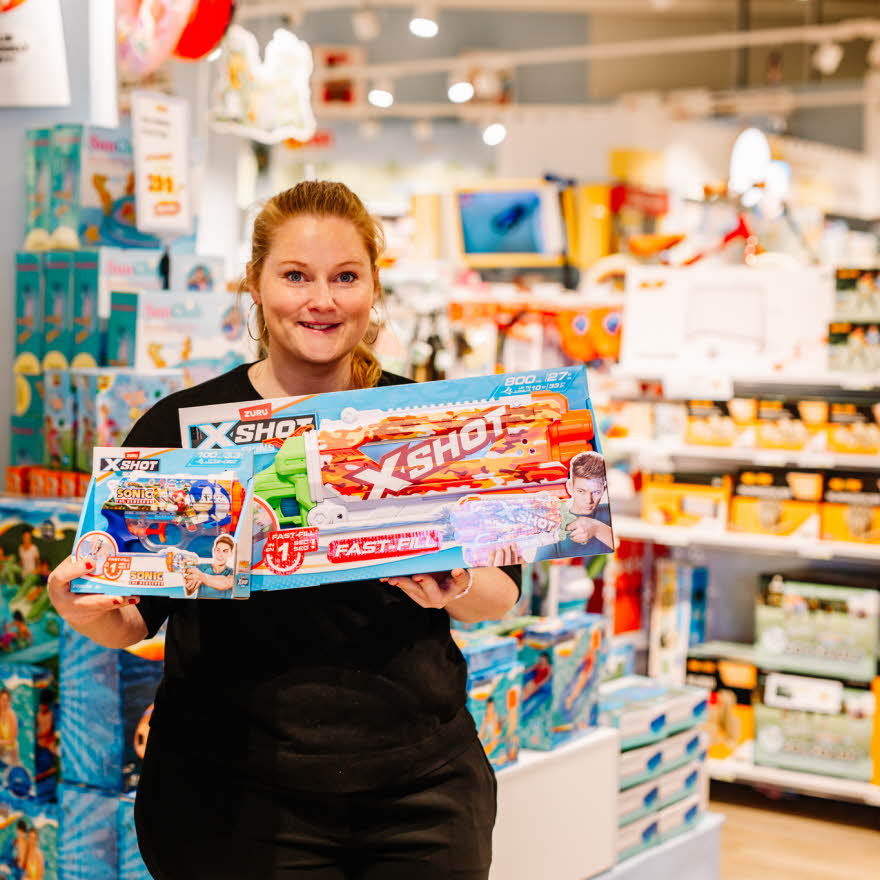 Dame som holder barneleker