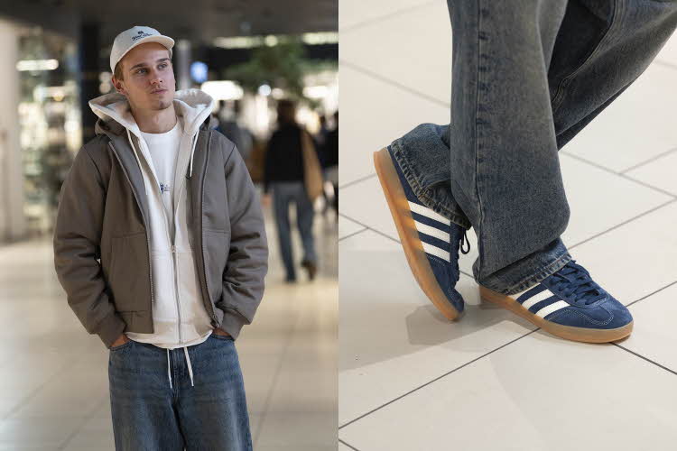 Gutt i beige caps, grå ytterjakke, hvit hettejakke, hvit t-skjorte, jeans og blå sneakers.