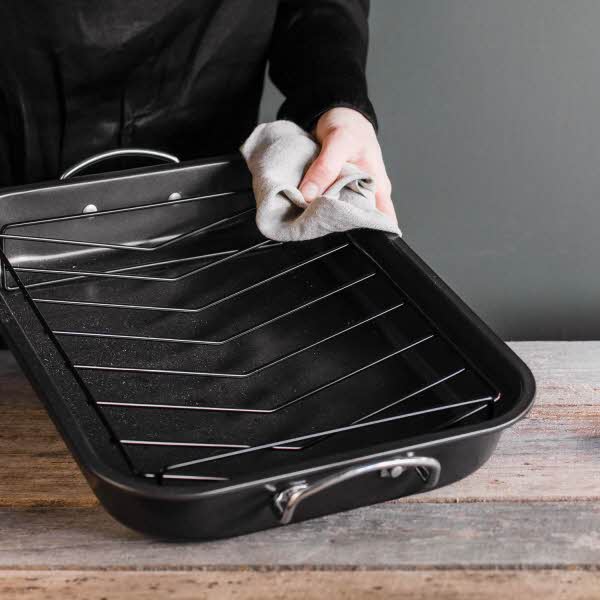 Person holder en stekeform