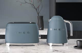 En brødrister og en vannkoker fra SMEG står på en kjøkkenbenk