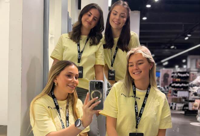 Smilende damer med Big Smile Day t-skjorter fra Cubus. 