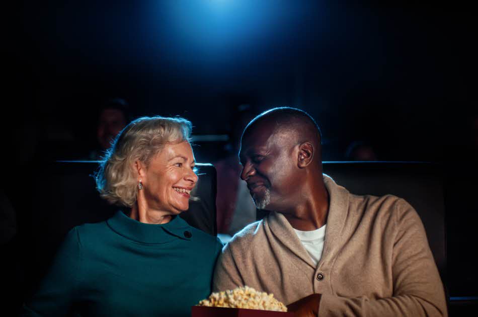 En dame og mann i kinosal