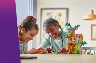 bilde av to jenter som bygger med Lego Friends