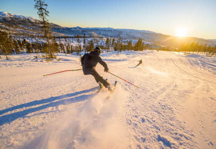 Bilde av to som står på slalom på Turufjell.