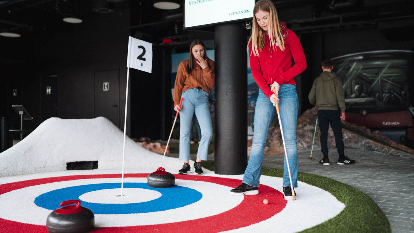 To ungdommer som spiller minigolf