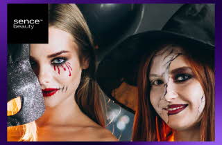 To damer med Halloween-sminke og kostymer.