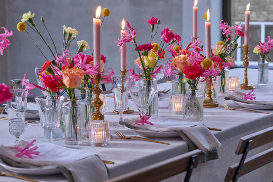 Dekorert bord til bryllup med rosa blomster