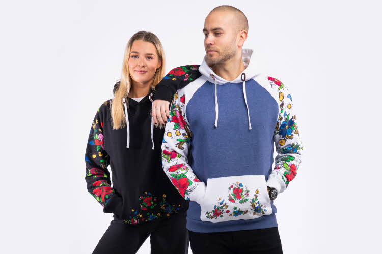Dame og mann i hoodies
