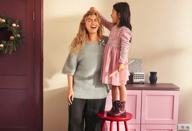 bilde av en dame og ett barn som leker sammen