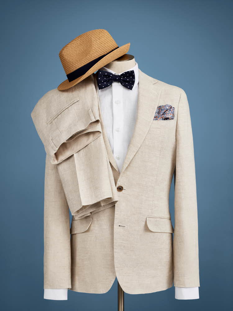 beige dress, stråhatt, svart sløyfe og hvit skjorte