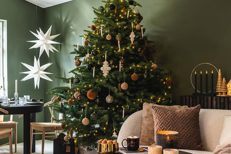 Dekorert juletre i en stue