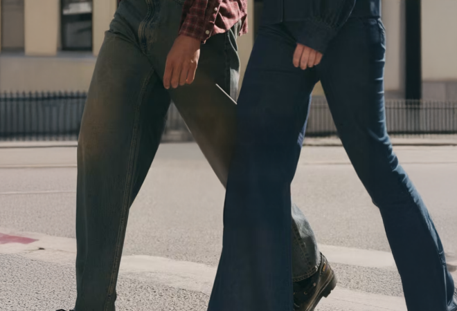 Bilde av 2 mennesker som går på gaten