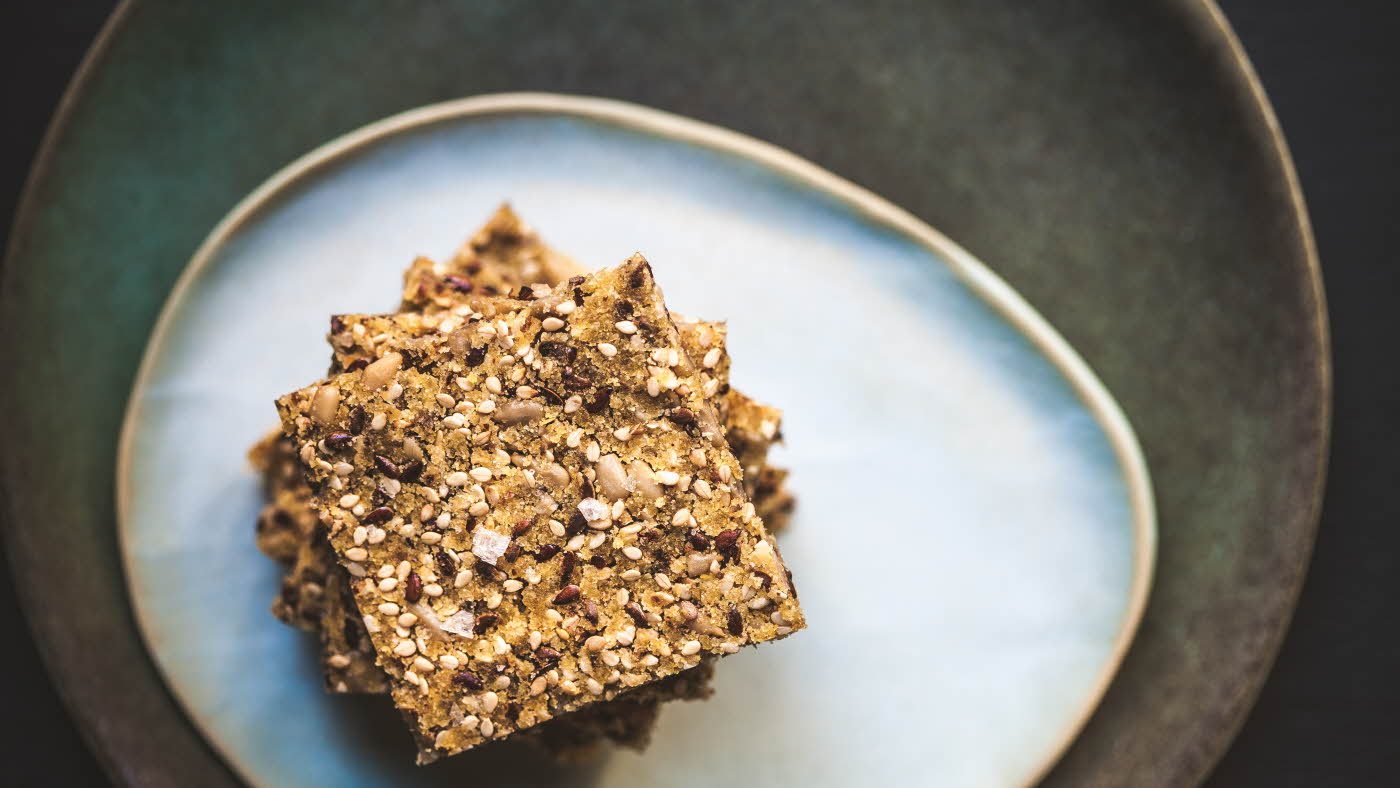 Hjemmelaget knekkebrød på lyseblå tallerken
