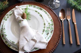 En borddekking med Nostalgi serien fra Magnor