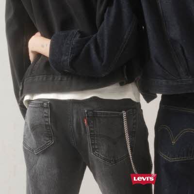 To stykker står med rygger til iført sorte Levis jeans 