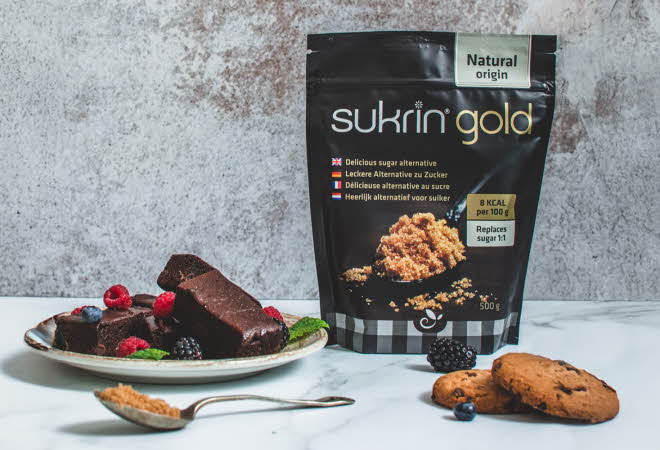 Pakke med Sukrin Gold og en tallerken med brownies.