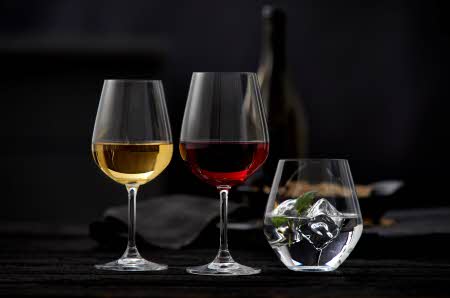2 stettglass og et vannglass med svart bakgrunn