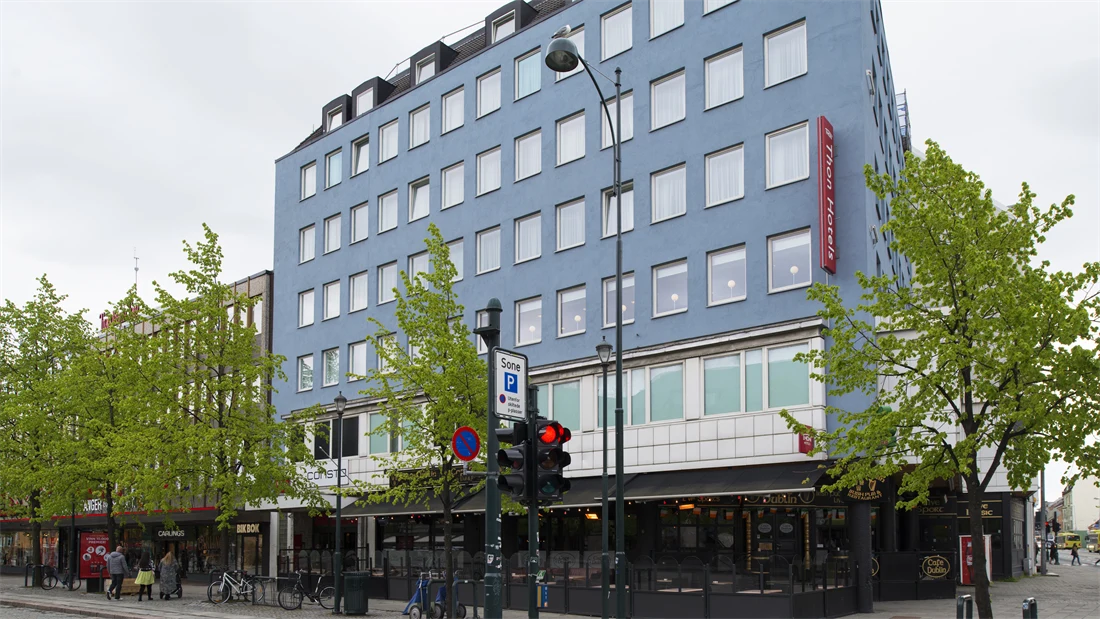 Fasaden på Thon Hotel Trondheim. Blått bygg med hvite detaljer og rød Thon Hotels logo.
