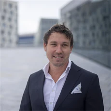 Portrett av Jøran Nenseth. Han har blå dress.