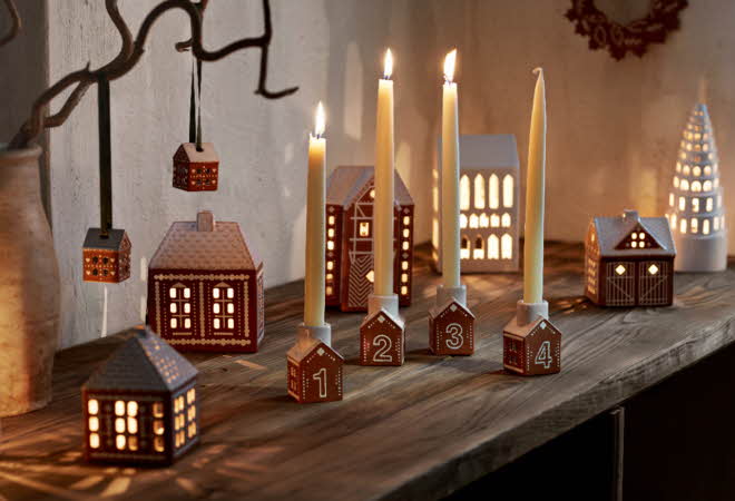 En benk pyntet til jul, med adventsstake i fire deler.