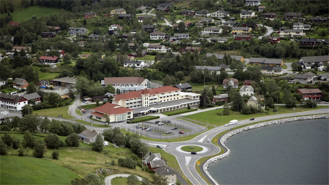 Fasade tatt med flyfoto overpå Thon Hotel Jølster, som ligger ved Jølstravatnet - midt mellom Bergen og Ålesund