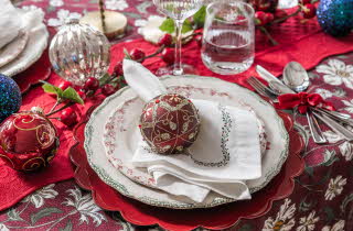 bilde av bord med julekuler og tallerken