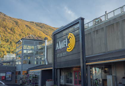 Bildet viser fasaden av kjøpesenteret AMFI Pyramiden.