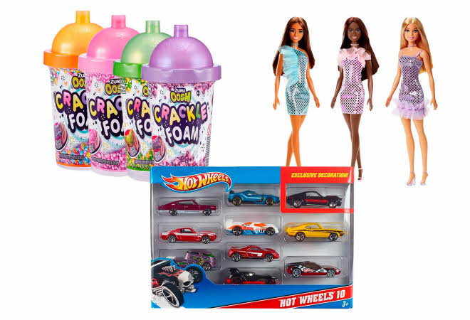 En boks med Hot Wheels biler, tre Barbie dukker og fire forskjellige typer slim.