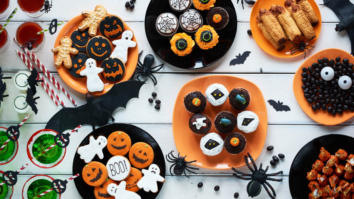 Bord pyntet med ulike halloween-kaker og godteri