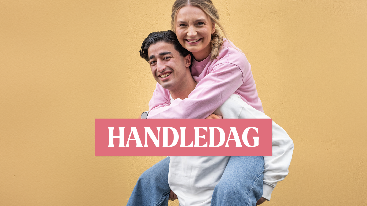 Dame som sitter på ryggen til en mann og teksten "Handledag"