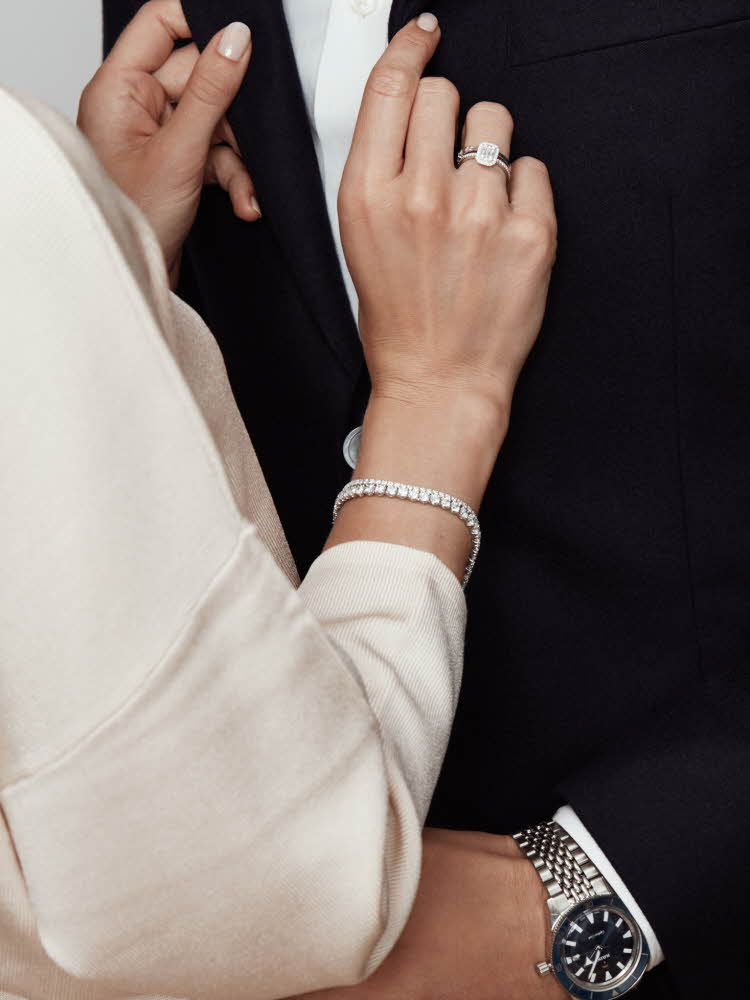 Hender med smykker og klokke Et par som omfavner hverandre Portrett av kvinne med smykker på hendene