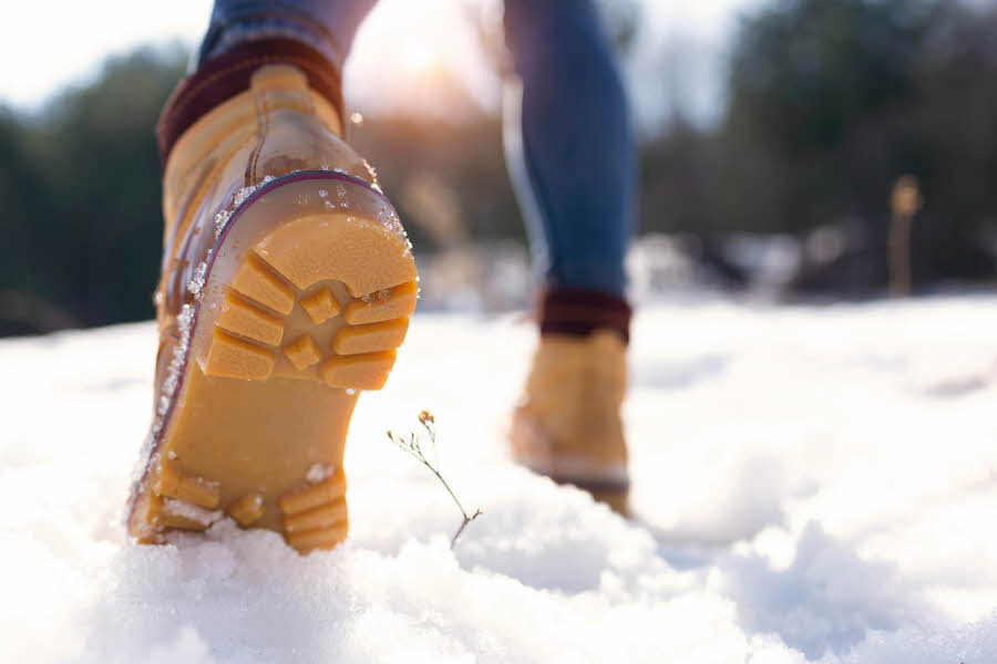 Det kräver sin sko att kunna ta sig fram genom snö, slask, salt och all småsten på gatorna. Var noga med dessa egenskaper när du väljer vinterskor.