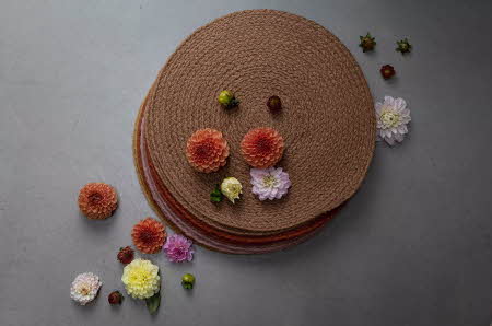 En bunke med Sigge bordbrikker med fargerike blomster rundt