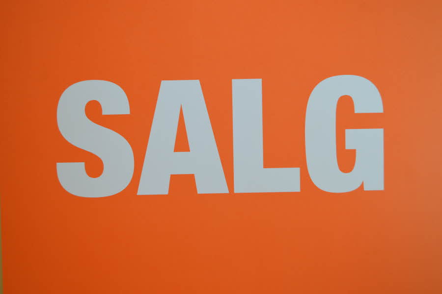 ordet salg på oransje bakgrunn