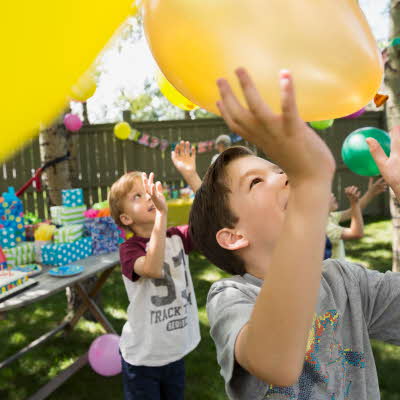 to gutter leker med ballonger