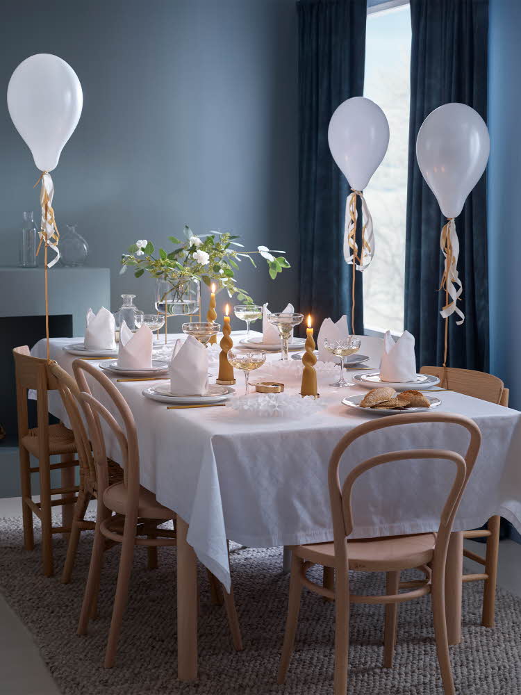 Dekorert bord til bryllup og ballonger