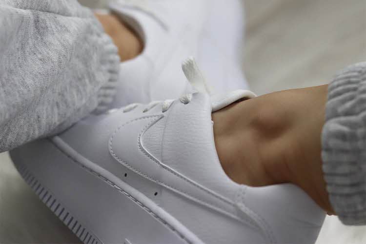 Dame med hvite Nike sneakers