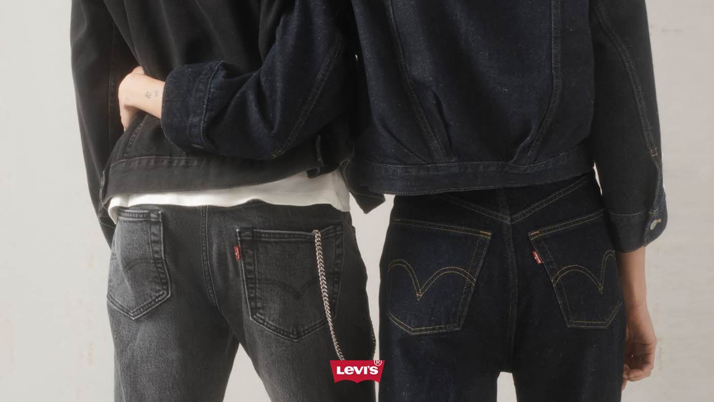 To stykker står med rygger til iført sorte Levis jeans