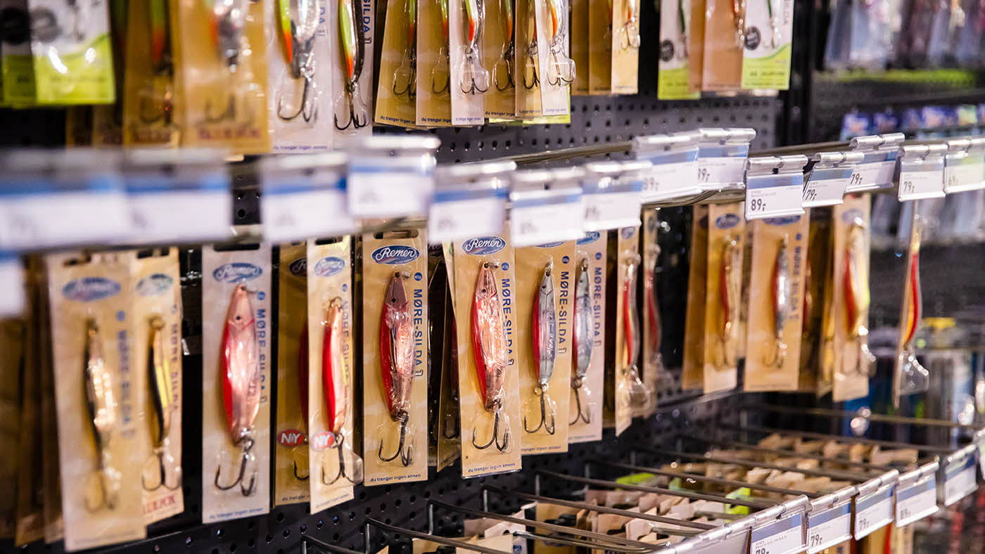 Fiskeutstyr på reol i butikk