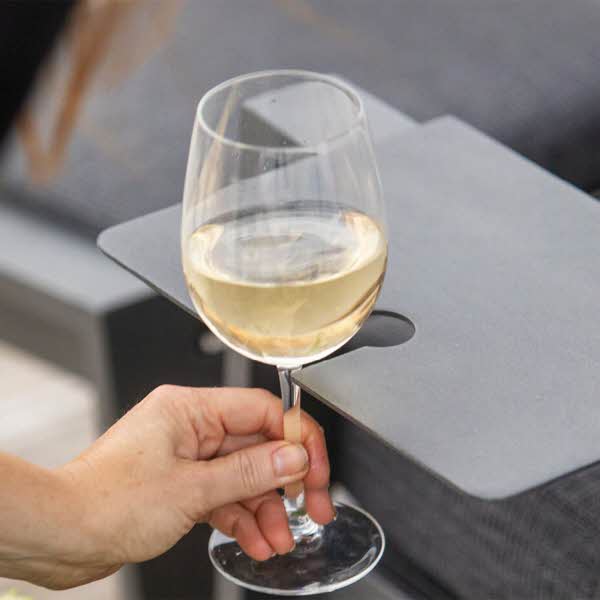 champagne glass ved siden av armlenebord